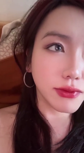 上海高顏值反差婊少婦和炮友深度交流 深喉口交吃雞 足交啪啪，技巧實在熟練 鏡頭感十足！ - 18J.TV